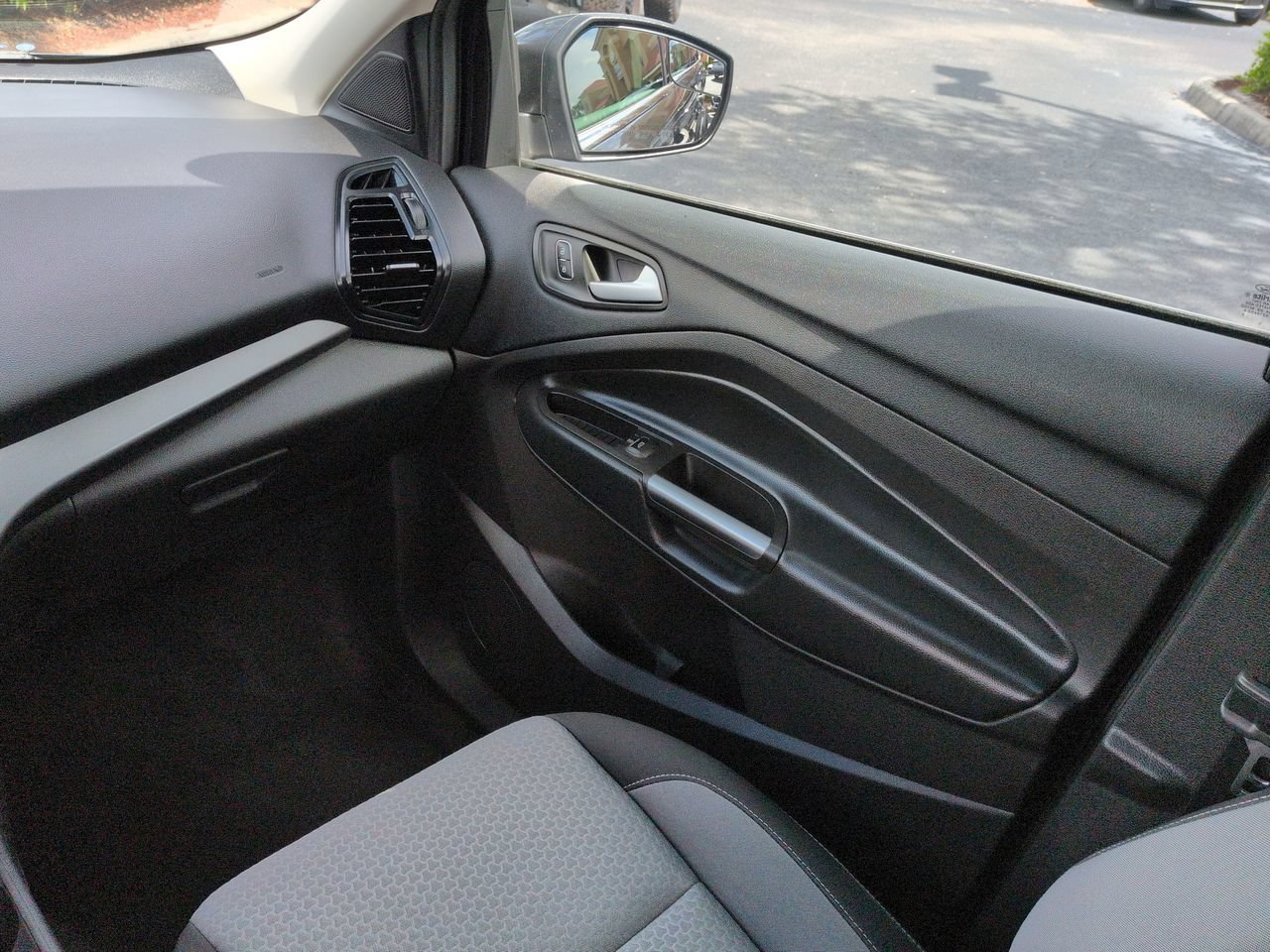Used 2019 Ford Escape SE FWD image 17