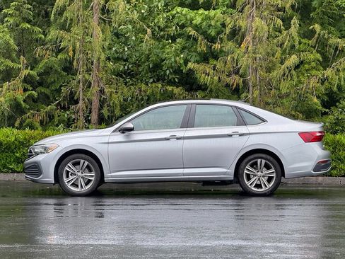 Used 2024 Volkswagen Jetta SE FWD image 3