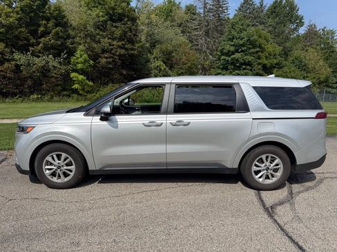 Used 2023 Kia Carnival LX FWD image 1