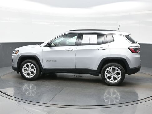 Used 2024 Jeep Compass Latitude image 3