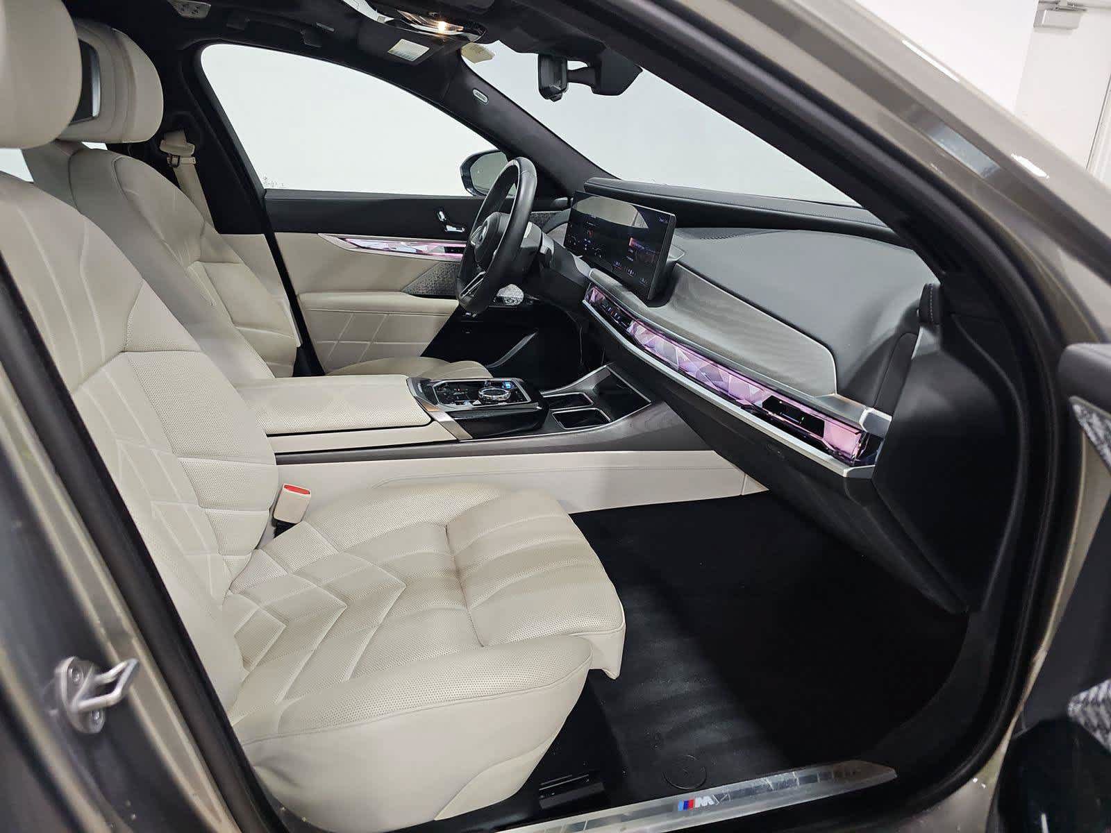 Used 2023 BMW i7 xDrive60 AWD/4WD image 9