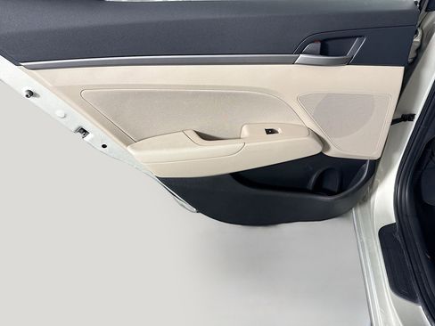 Used 2017 Hyundai Elantra SE image 25