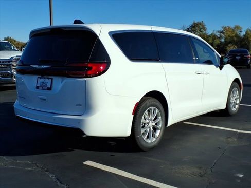 New 2026 Chrysler Pacifica Select image 18