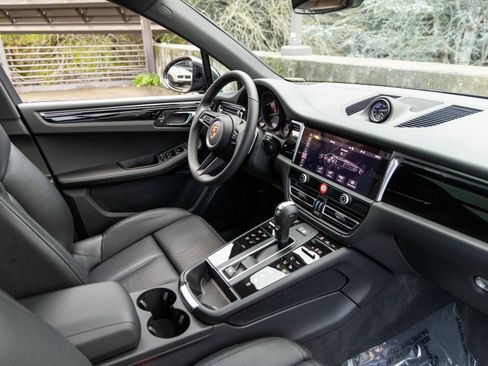 Certified 2025 Porsche Macan image 50