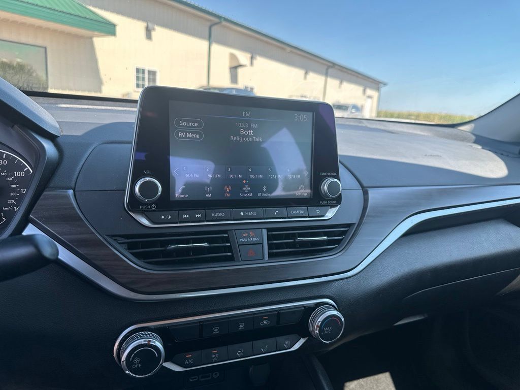 Used 2025 Nissan Altima 2.5 SV AWD/4WD image 17