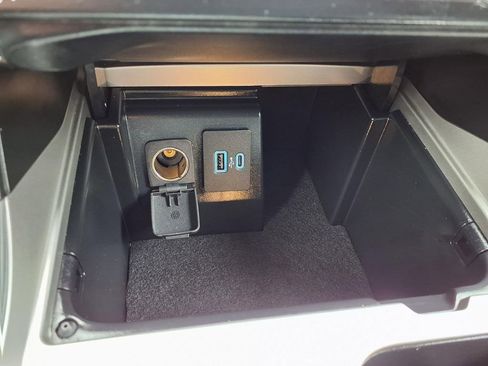 Used 2022 Ford Explorer XLT w/ Equipment Group 202A AWD/4WD image 18