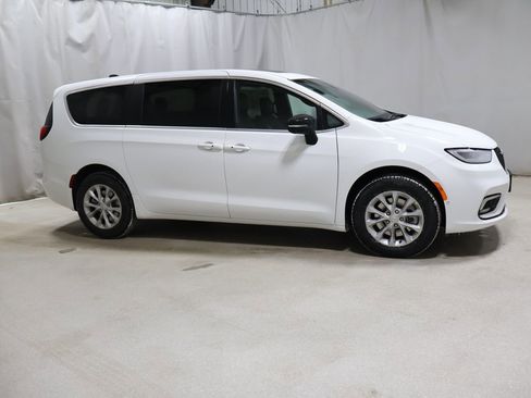 New 2026 Chrysler Pacifica Limited image 6