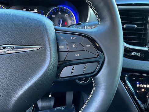 Used 2020 Chrysler Pacifica Touring-L w/ S Appearance Package image 12