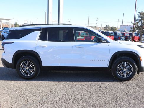 Used 2025 Chevrolet Traverse LT image 8