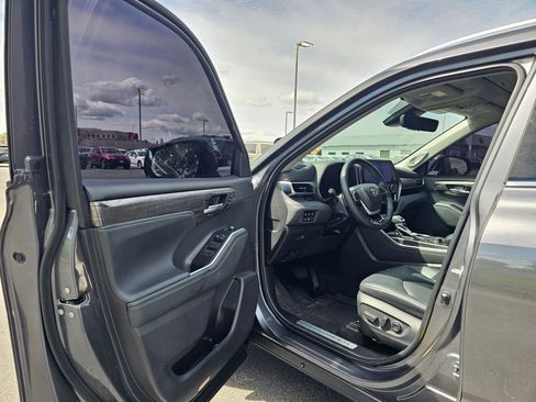 Used 2023 Toyota Highlander Limited AWD/4WD image 18