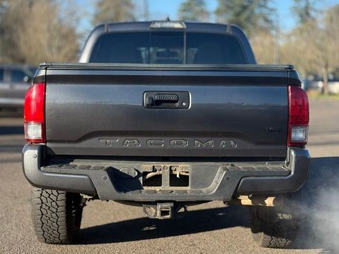 Used 2017 Toyota Tacoma TRD Sport image 4