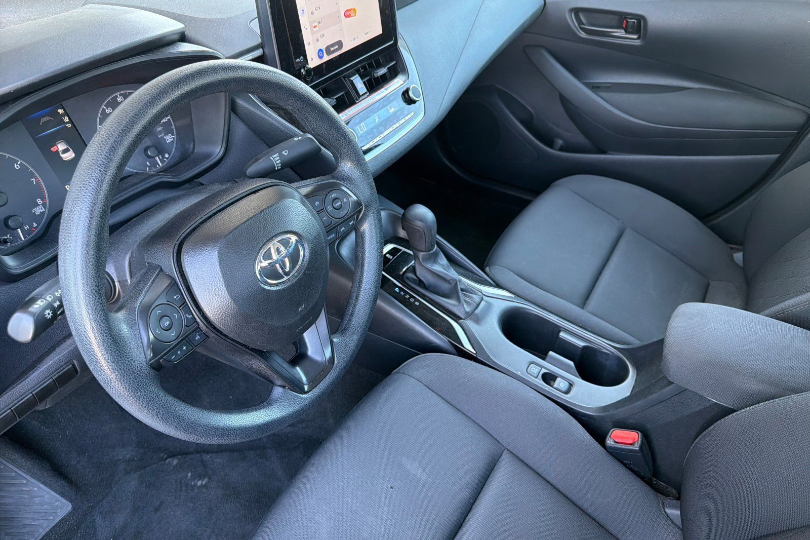 Used 2025 Toyota Corolla LE FWD image 12