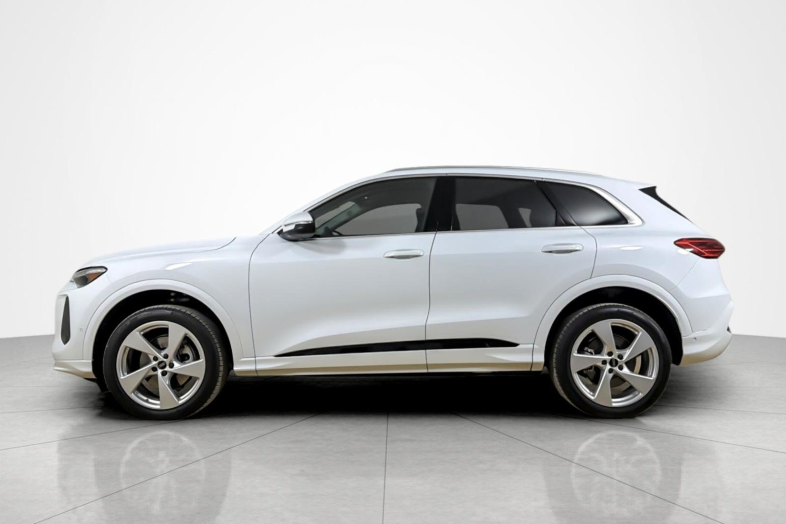 Used 2025 Audi Q5 Premium Plus w/ Premium Plus AWD/4WD image 2