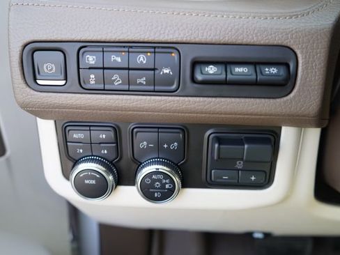 Used 2023 GMC Yukon Denali w/ Advanced Technology Package image 23