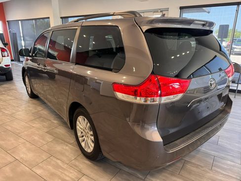 Used 2014 Toyota Sienna XLE w/ XLE Premium Package FWD image 9