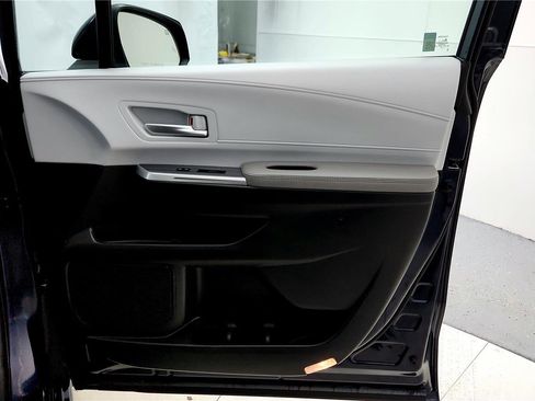 Used 2025 Toyota Sienna XLE image 19