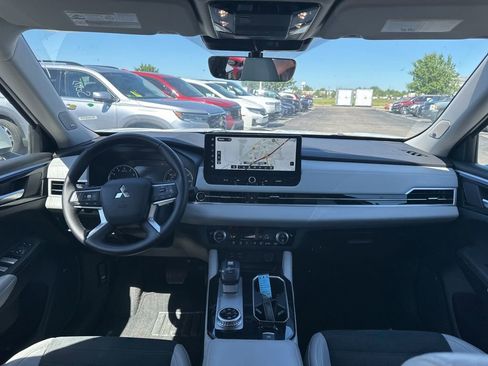 Used 2025 Mitsubishi Outlander AWD image 19