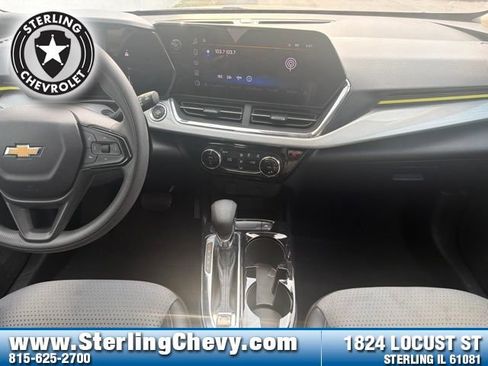Used 2025 Chevrolet Trax LT FWD image 22