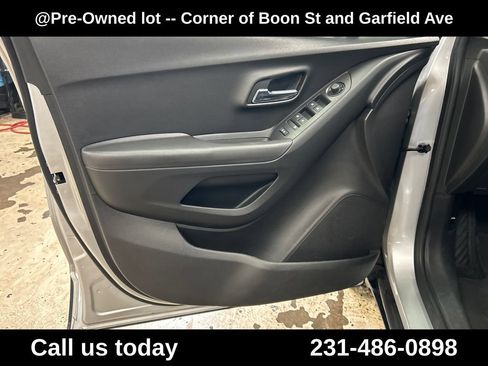 Used 2019 Chevrolet Trax LT w/ LT Convenience Package AWD/4WD image 15