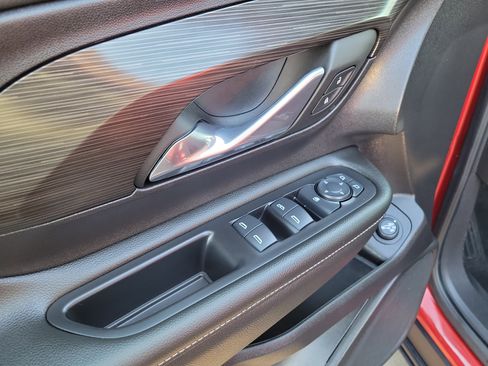 Used 2024 GMC Terrain SLE w/ Driver Convenience Package image 17