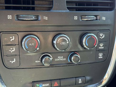 Used 2019 Dodge Grand Caravan SXT image 27