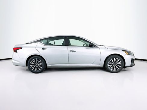 Used 2024 Nissan Altima 2.5 SV image 10