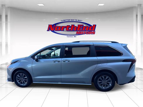 Used 2024 Toyota Sienna XLE image 6