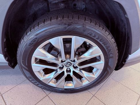 Used 2019 Toyota RAV4 Limited image 18