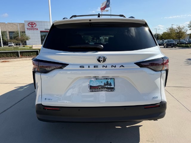 New 2026 Toyota Sienna XLE FWD image 7