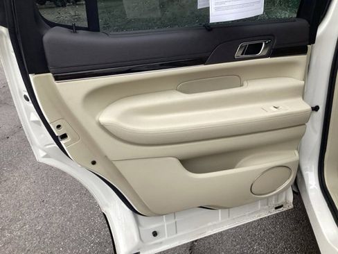 Used 2013 Lincoln MKT FWD image 11