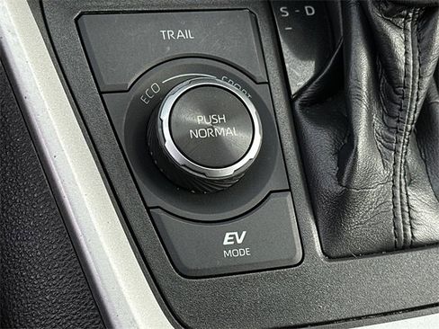 Certified 2021 Toyota RAV4 LE image 28