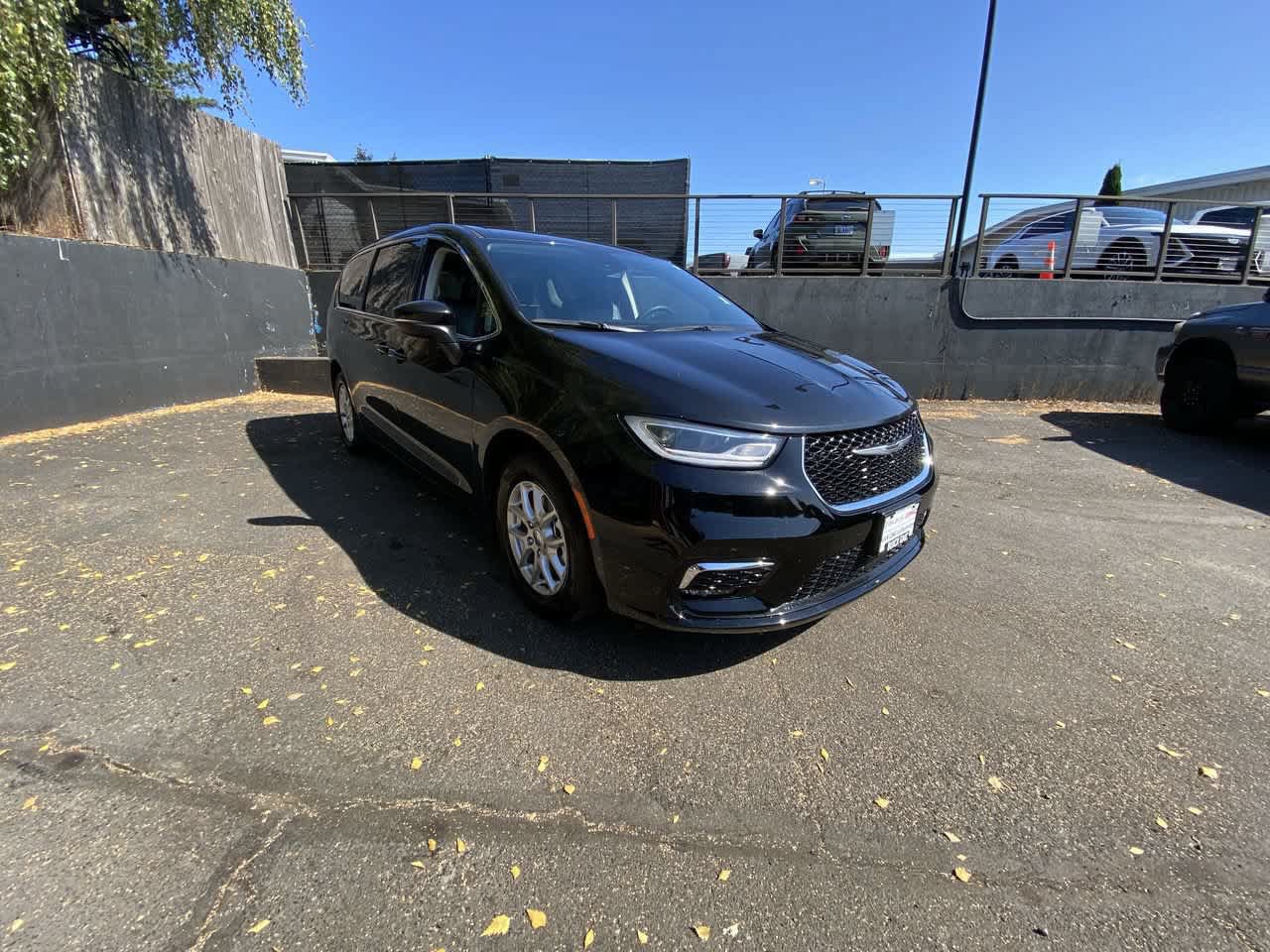 Used 2023 Chrysler Pacifica Touring-L FWD image 8