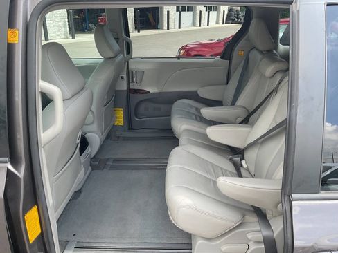 Used 2012 Toyota Sienna XLE FWD image 27
