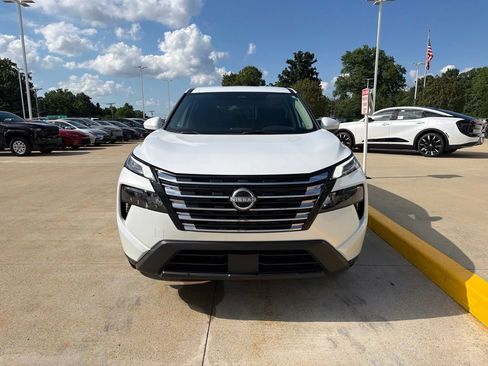 Used 2024 Nissan Rogue SV AWD/4WD image 2