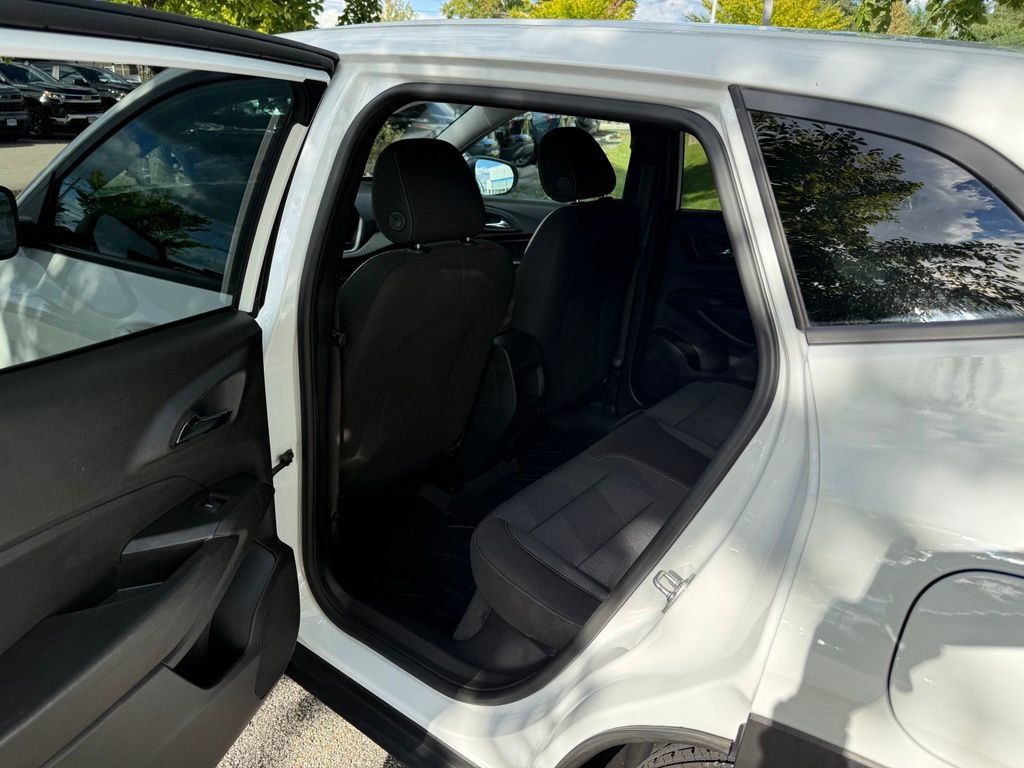 Used 2025 Chevrolet Trax LS FWD image 10