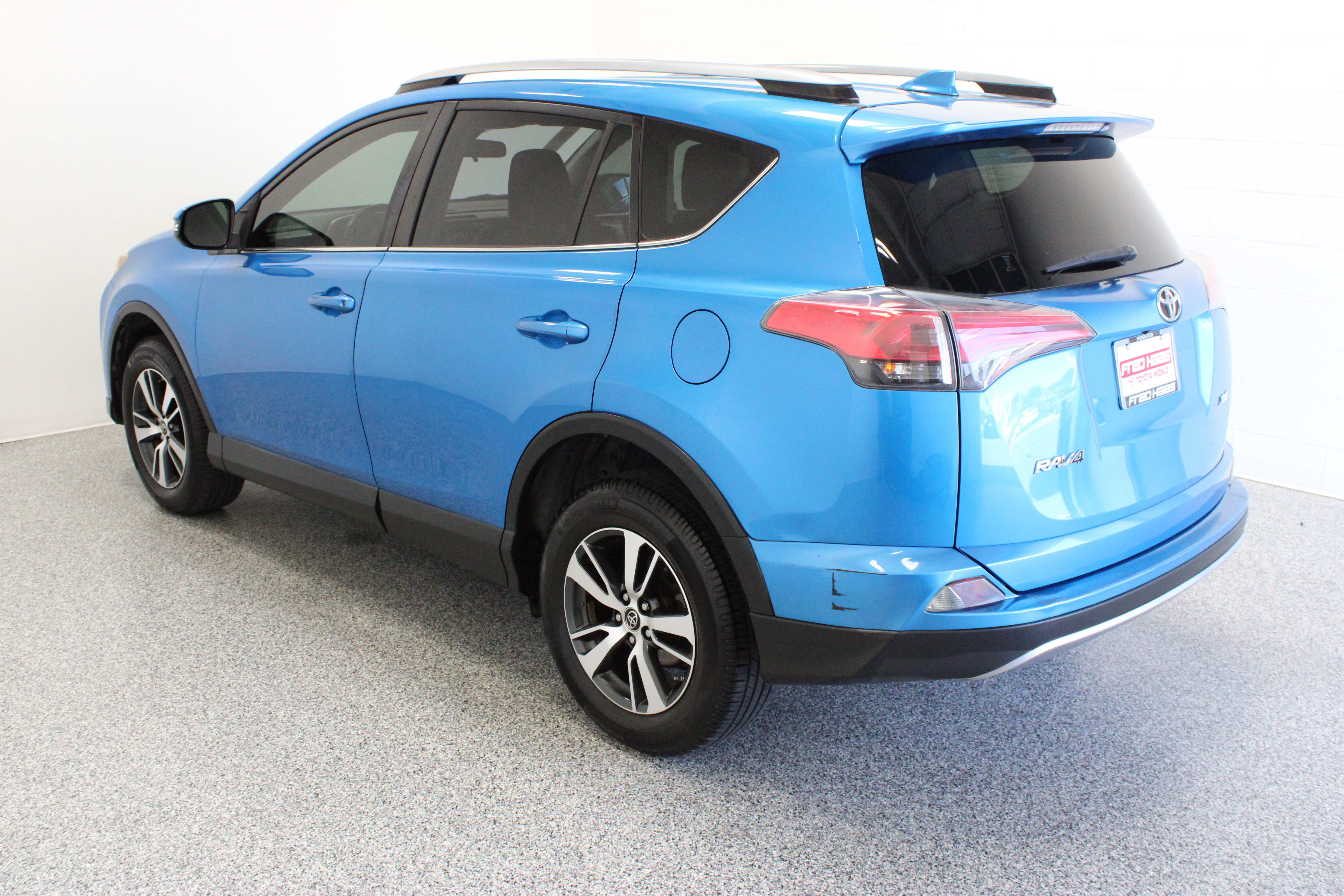 Used 2018 Toyota RAV4 XLE FWD image 9