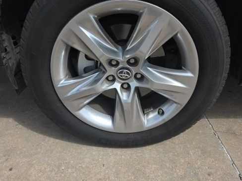 Used 2019 Toyota Highlander Limited FWD image 10