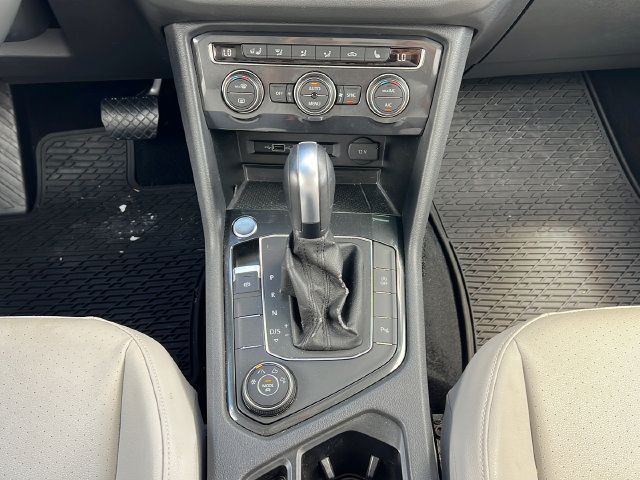Used 2020 Volkswagen Tiguan SEL AWD/4WD image 16