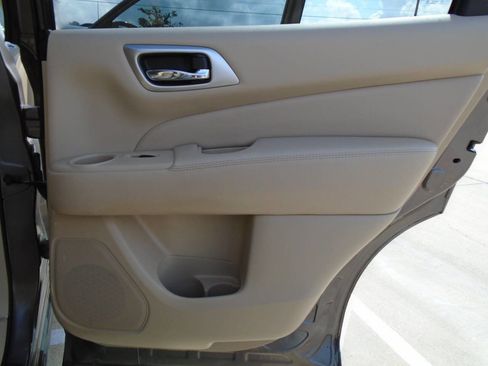 Used 2014 Nissan Pathfinder Platinum FWD image 32
