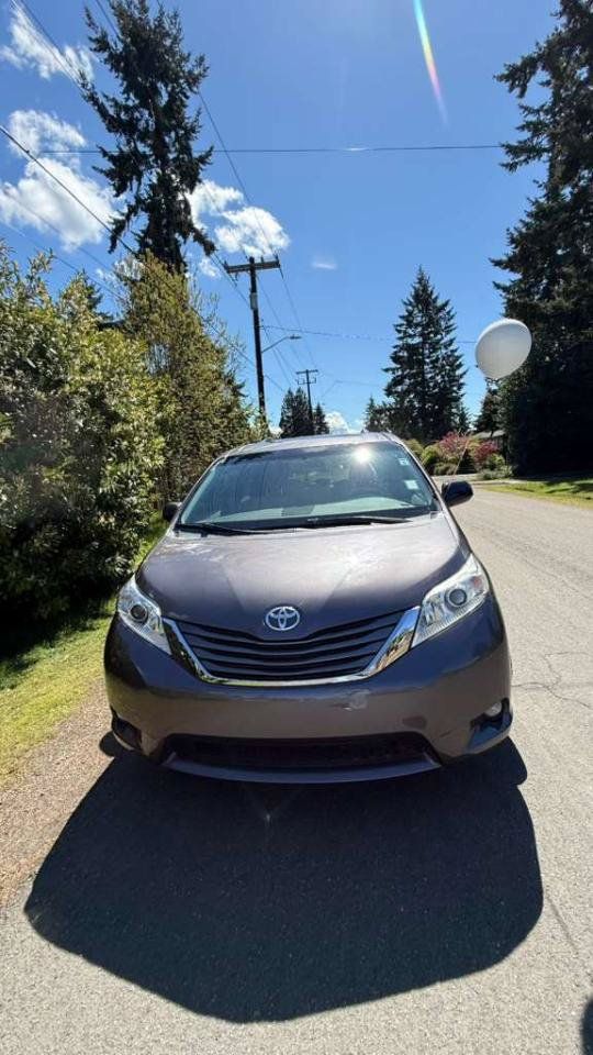 Used 2011 Toyota Sienna XLE w/ Premium Pkg FWD image 6