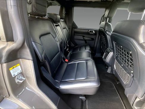Used 2025 Ford Bronco Badlands image 16
