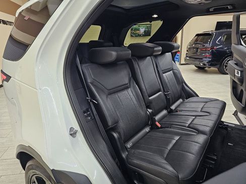 Used 2018 Land Rover Discovery HSE AWD/4WD image 24
