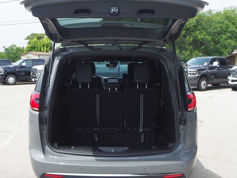 New 2025 Chrysler Pacifica Select w/ Uconnect Theater Family Group image 9