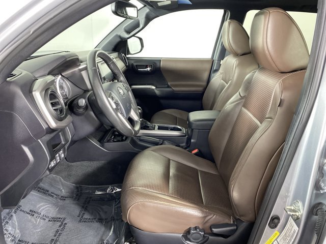 Used 2017 Toyota Tacoma Limited w/ Tow Package RWD image 16