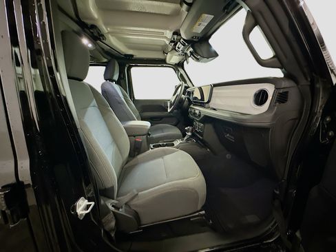 Used 2025 Jeep Wrangler Sahara image 31
