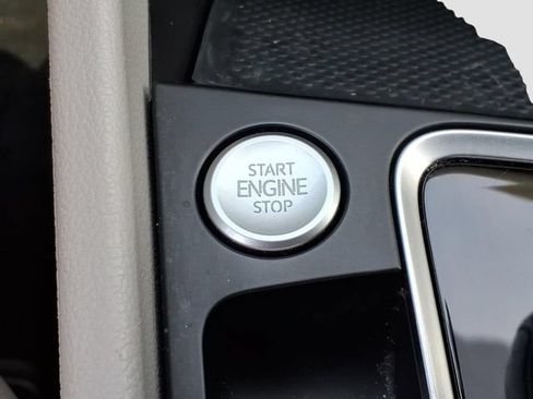 Used 2020 Volkswagen Jetta SE w/ SE Cold Weather Package FWD image 17