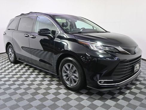 Used 2022 Toyota Sienna XLE w/ XLE Plus Package AWD/4WD image 8