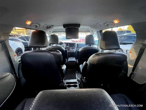 Used 2018 Toyota Sienna SE Premium image 14