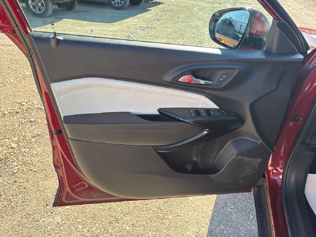 Used 2025 Chevrolet Trax LT FWD image 8