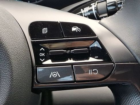 Certified 2025 Hyundai Elantra SEL FWD image 22